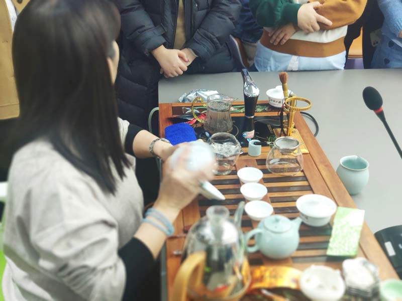 茶艺老师冲泡茶叶