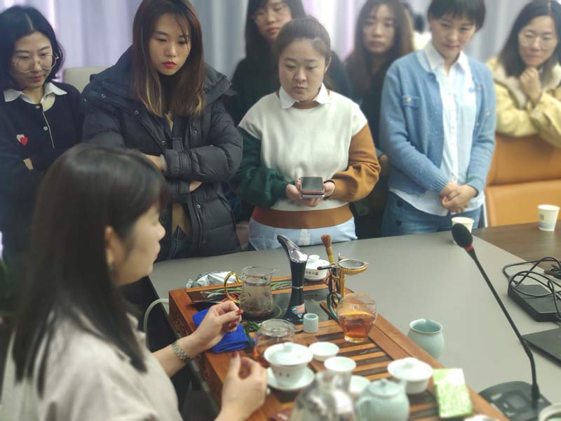 茶艺老师讲解冲茶注意事项