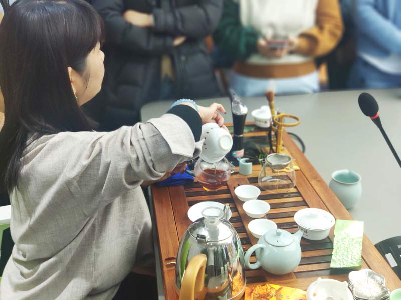 茶艺老师冲泡红茶