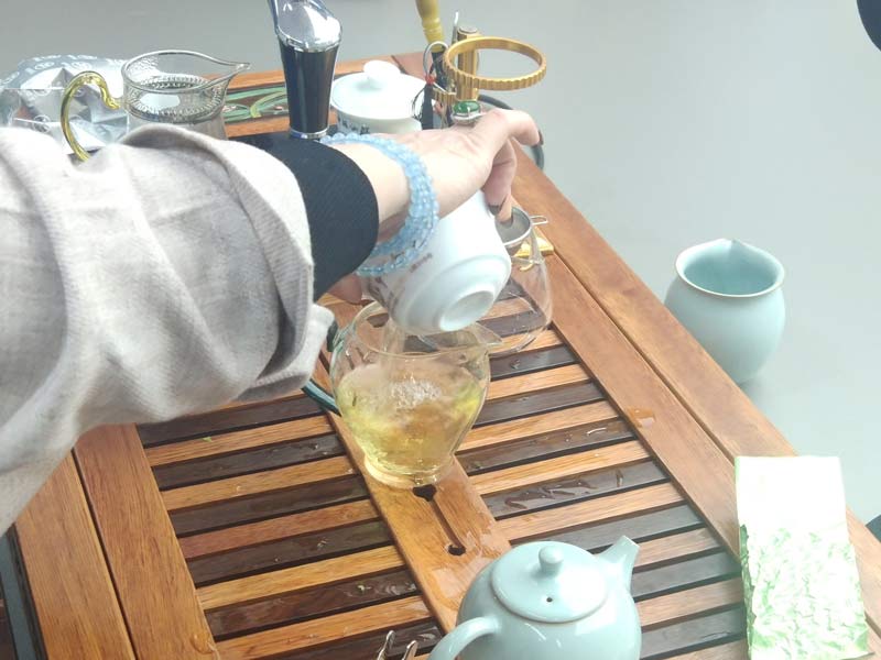 演示倒茶方法