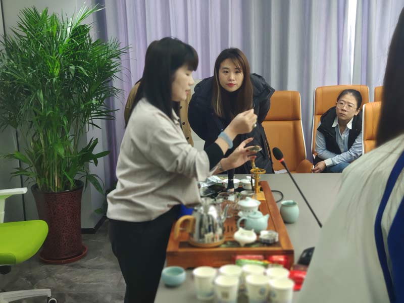 员工们认真学习